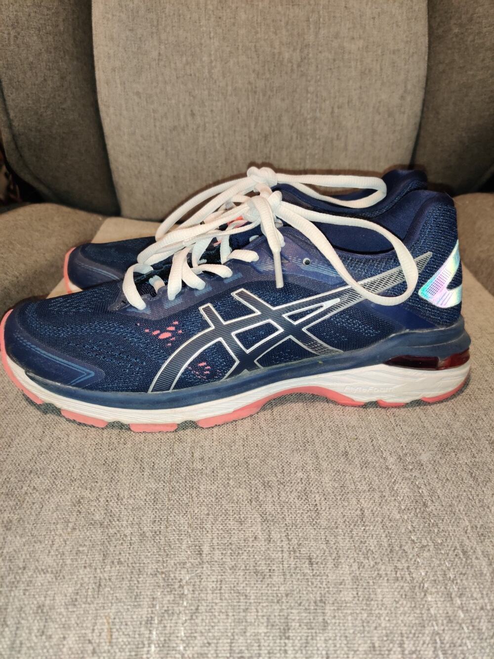Size 7.5 - ASICS GT-2000 Blue